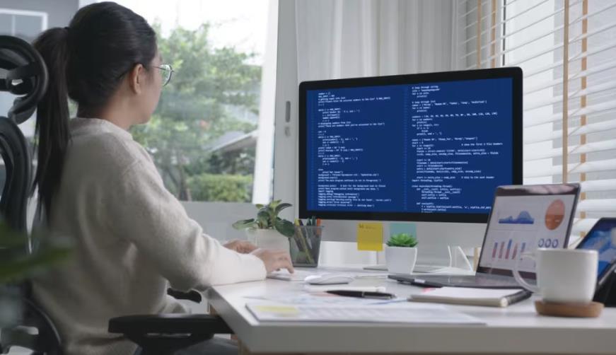 红塔区软件开发公司实战建议:网站赋能,为何必须接入支持机器人?